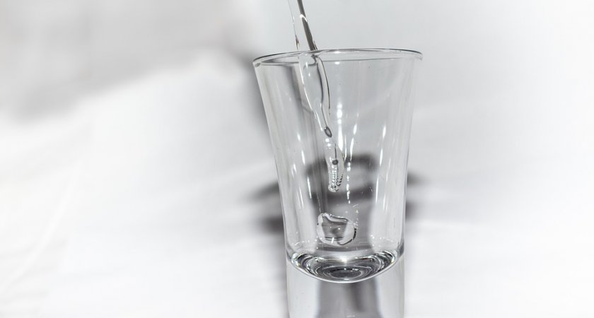 Академик РАН рассказал, что с омикрон-штаммом можно бороться при помощи водки