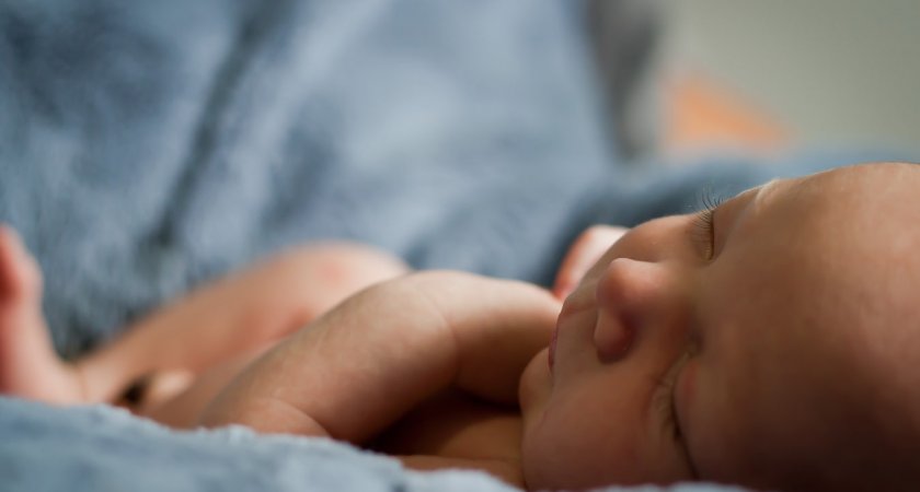 Ребенок, которого родили в туалете сыктывкарской больницы, находится в реанимации
