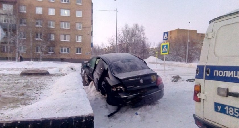 В Коми для спасения пострадавшего в ДТП пришлось вырезать дверь авто