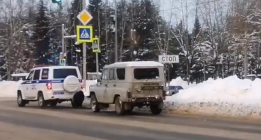 Делай добро: сотрудники ДПС помогли «УАЗику», который заглох на перекрестке в Сыктывкаре