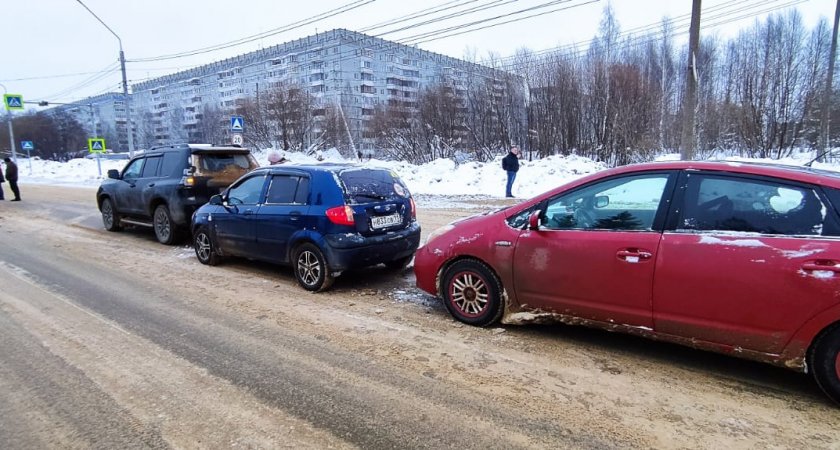 В Сыктывкаре произошло тройное ДТП: пострадала девочка