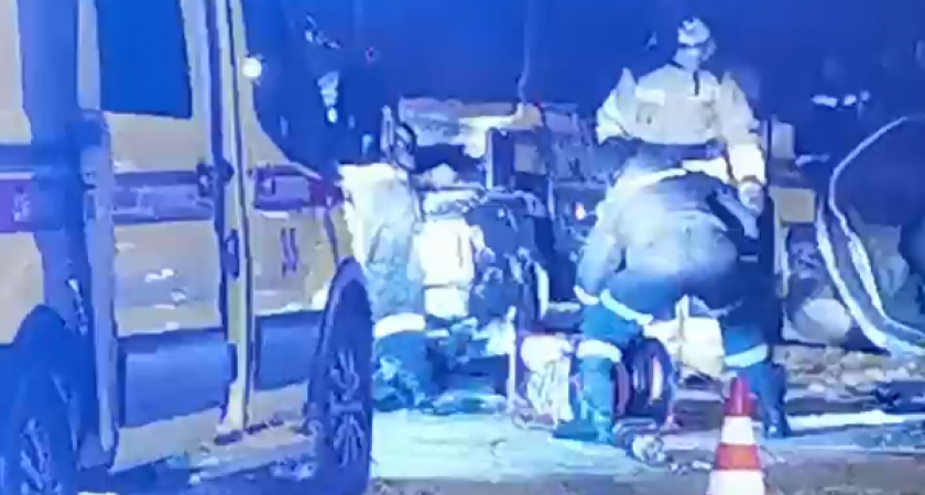 В Сыктывкаре произошло жуткое ДТП: спасатели вытаскивали водителя из машины