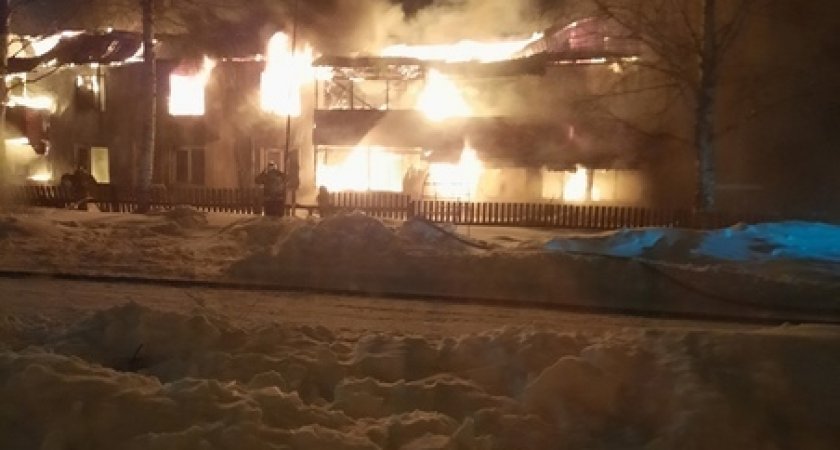 В Корткеросском районе сгорел 12-квартирный жилой дом