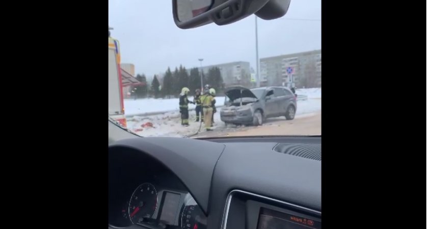Семь пожарных тушили машину около торгового центра в Сыктывкаре