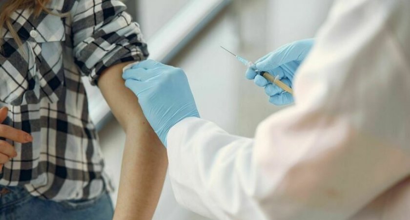 Сыктывкарских подростков начали прививать от COVID-19