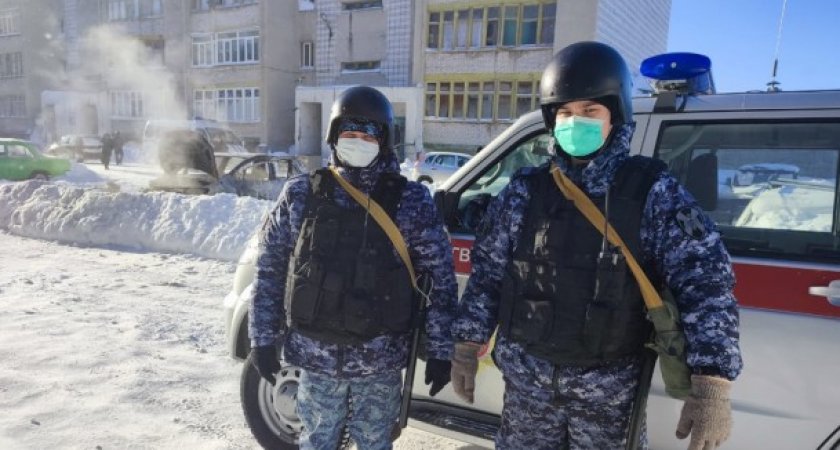 В Коми возле здания Росгвардии вспыхнуло авто