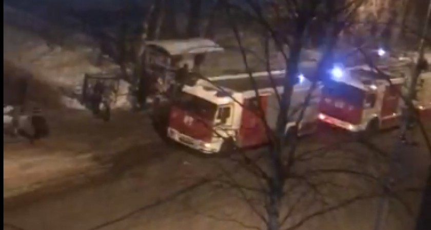 В Сыктывкаре к школе съехались девять пожарных машин