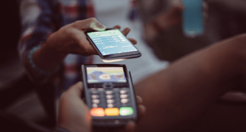 Жители Коми больше не могут оплачивать покупки через Apple Pay и Google Pay