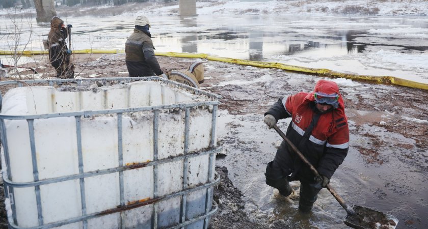 "Нефть несет только зло и страдания": как загрязнение рек отравляет жизнь жителей Коми