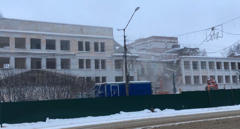 В Сыктывкаре начали сносить старейшее здание СГУ