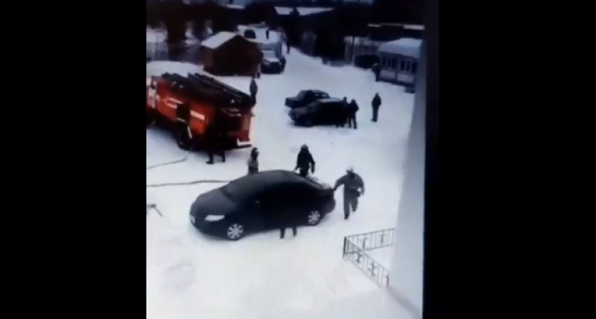 Отец мальчика, который оказался заперт в горящем авто, сам оказался пожарным