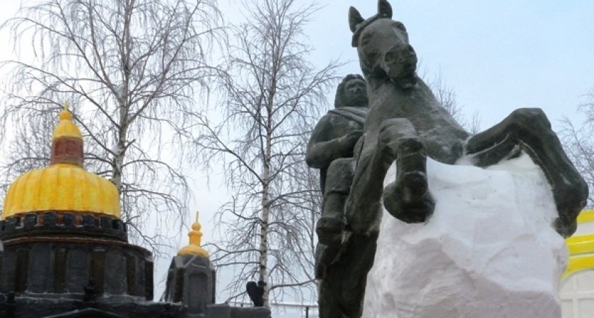 Осужденные в Коми слепили из снега «Медного всадника» и Царь-пушку