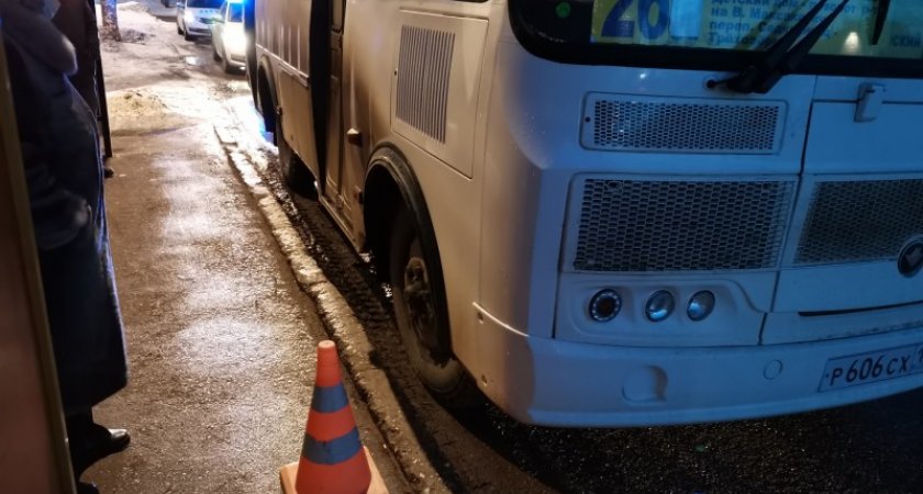 В Сыктывкаре водитель автобуса без прав сбил человека прямо на остановке
