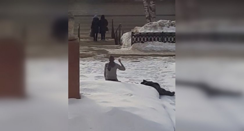 Сыктывкарца, который загорелся у педколледжа, подключили к ИВЛ