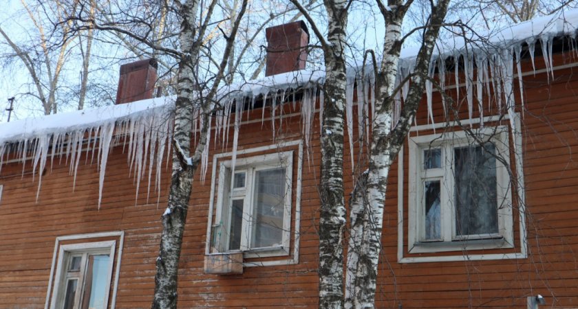 Мэрия потребовала у коммунальщиков почистить крыши и пригрозила штрафами