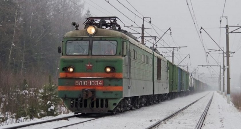 Житель Коми на снегоходе столкнулся с несущимся поездом