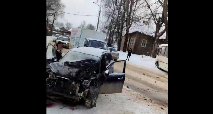 В Сыктывкаре автобус протаранил машину и вылетел на обочину