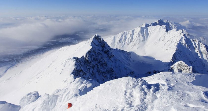 77-летний пермяк в одиночку покорил одну из высочайших гор Коми, а спуститься не смог