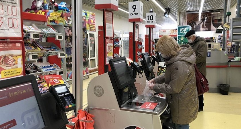 Жителей Коми предупредили о блокировке карт при покупках в магазине