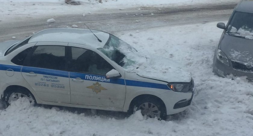 В Сыктывкаре снег упал с крыши и разбил полицейский автомобиль
