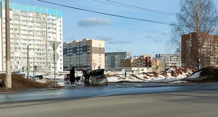В Сыктывкаре ВАЗ "утонул" в луже