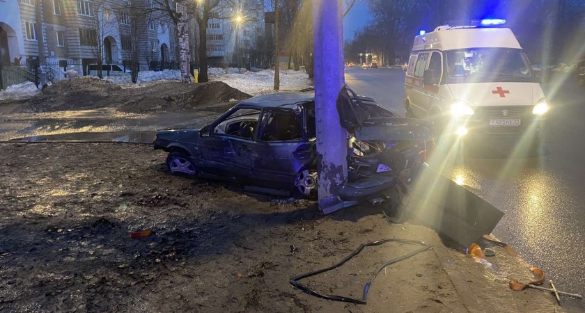 В Сыктывкаре молодой водитель с 15 штрафами за год врезался в опору ЛЭП