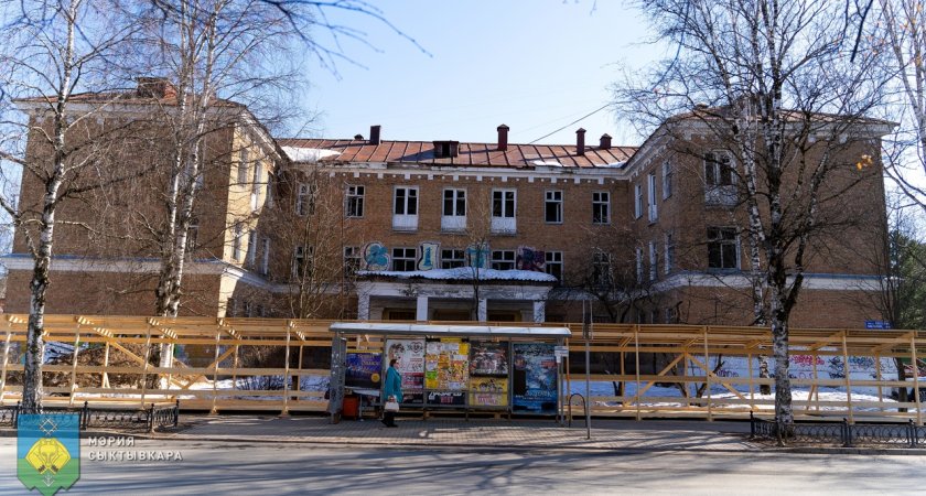 В Сыктывкаре сносят здание заброшенной поликлиники в центре города