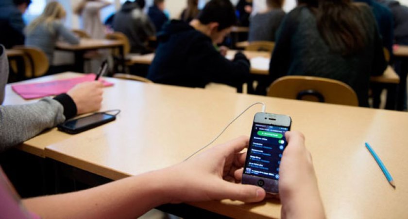 В России предлагают забирать у школьников телефоны перед уроком