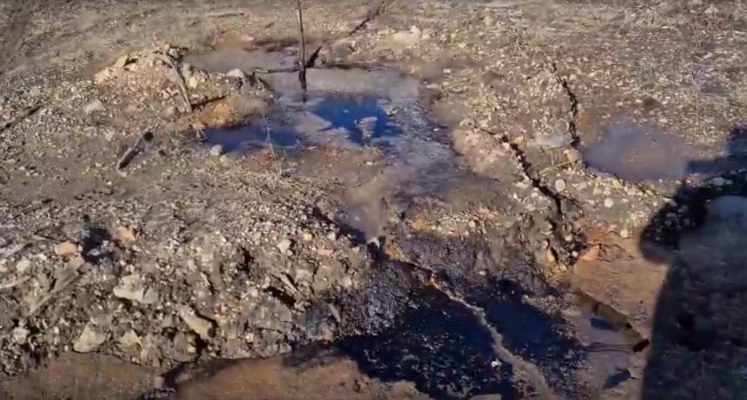 В Коми рядом с жилыми домами из земли полилась нефть