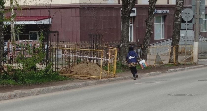 В Сыктывкаре дети ходят в школу по проезжей части, а рядом несутся машины
