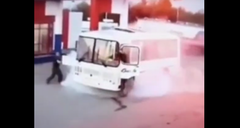 В Сыктывкаре прямо на заправке загорелся автобус