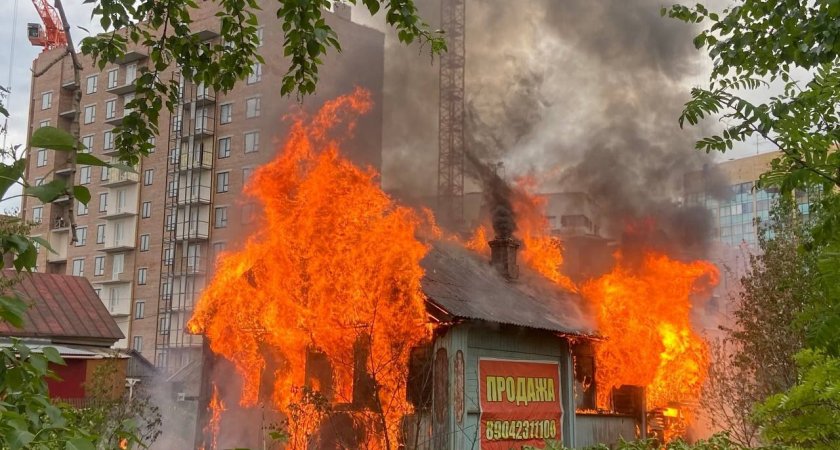 В Сыктывкаре полыхает жилой дом