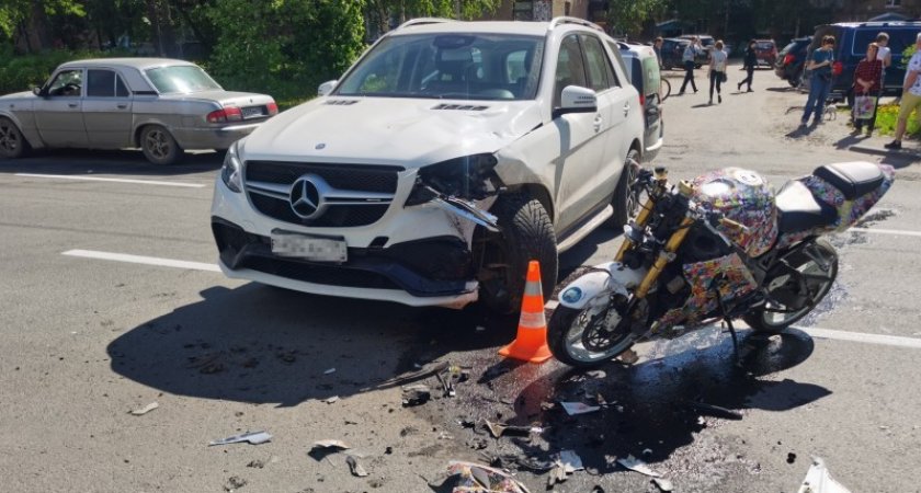 В Коми мотоциклист без шлема протаранил Mercedes и сломал череп