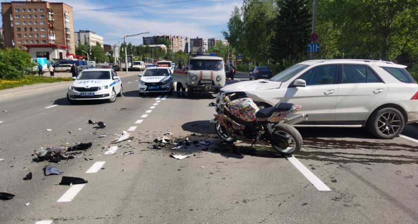 Мотоциклист, который столкнулся с Mercedes в Коми, скончался в больнице