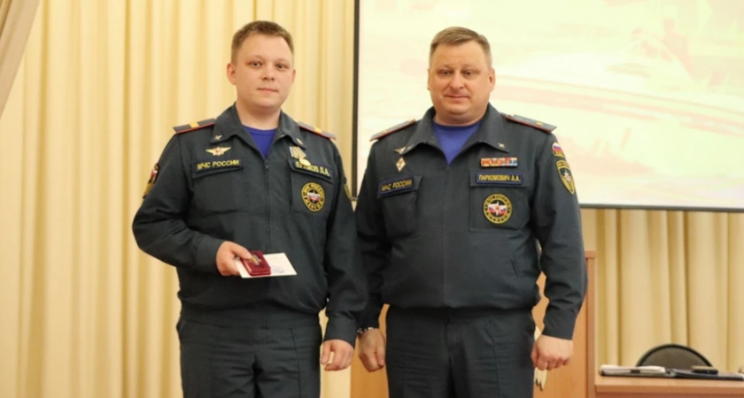 В Коми наградили пожарного, который героически спас девушку из ледяной реки