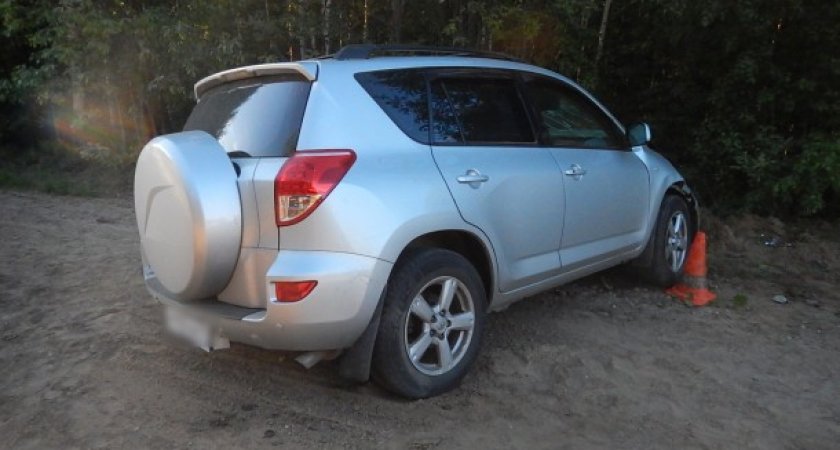 В Коми опрокинулось авто с двумя маленькими детьми в салоне