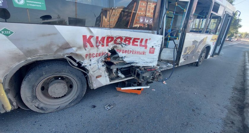 В аварии с КамАЗом и автобусом в Сыктывкаре пострадали 10 человек