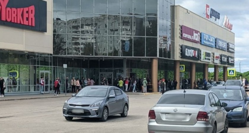 В Сыктывкаре эвакуировали торговый центр "Макси"