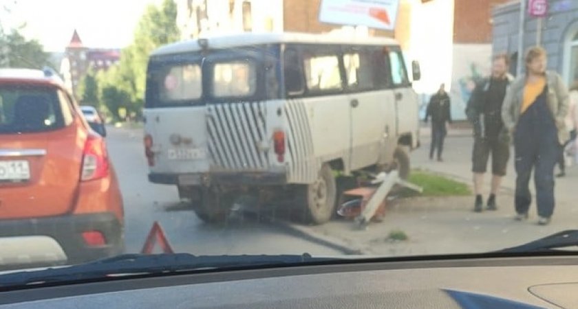 В центре Сыктывкара УАЗ протаранил забор, урну и дорожный знак