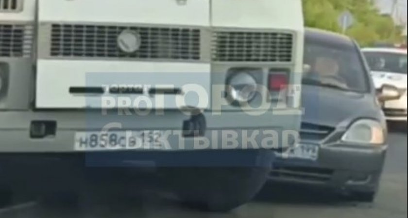 В Сыктывкаре "легковушка" столкнулась с пассажирским автобусом