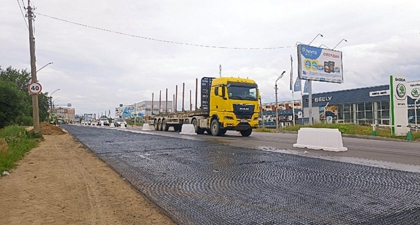 На Сысольском шоссе в Сыктывкаре начали укладывать финишный слой асфальта