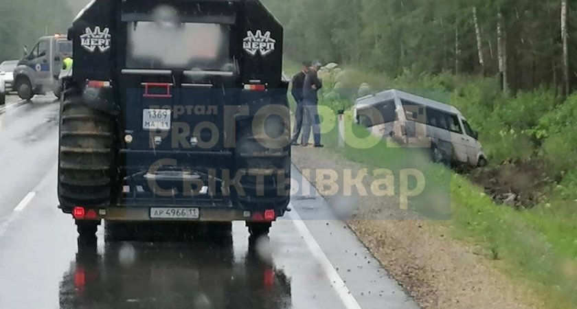 На трассе Сыктывкар-Киров перевернулся микроавтобус с пассажирами