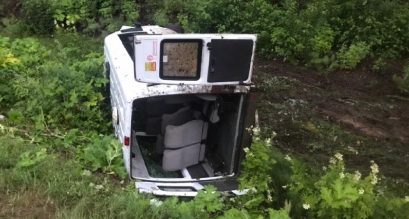 Пассажирам автобуса, который опрокинулся на трассе в Коми, выплатят страховку