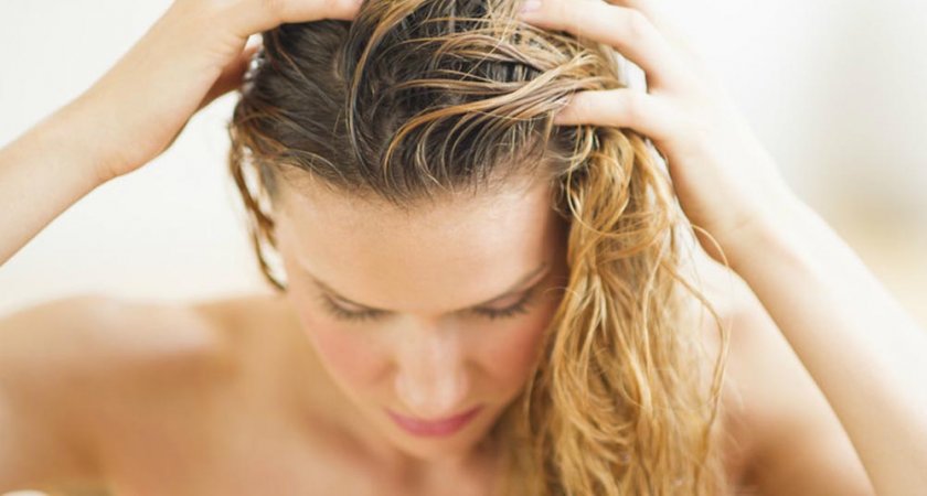 Эксперт назвала опасность сна с мокрыми волосами