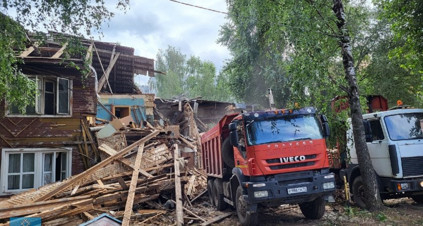 Появились фото сноса страшной "деревяшки" на улице Орджоникидзе в Сыктывкаре