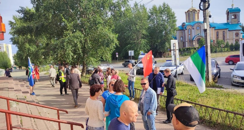 "Они рубят лес и увозят его": в Сыктывкаре прошел пикет против разработки карьера
