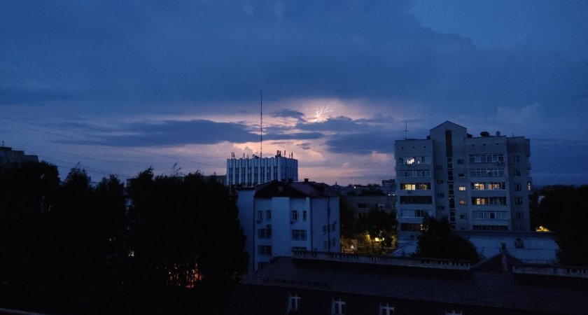 Страшно красиво: Сыктывкар накрыла завораживающая грозовая туча