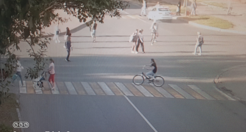 В Сыктывкаре ищут велосипедиста, который сбил человека и скрылся