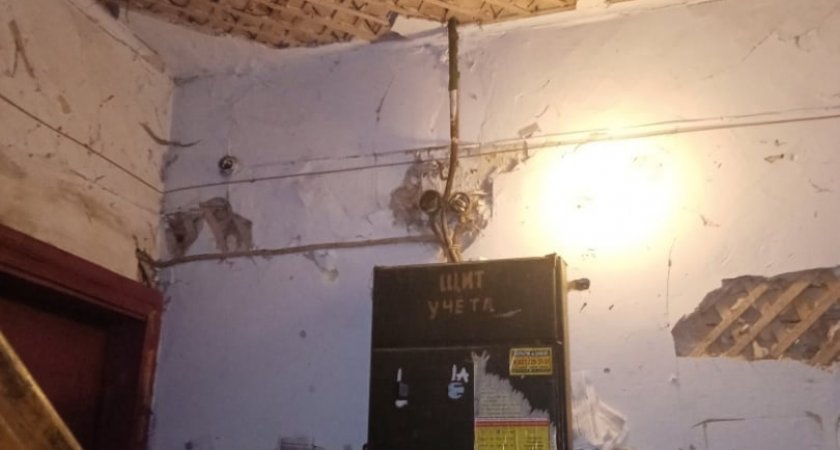 "Со второго этажа потекла вода": во время дождя в Сыктывкаре затопило квартиру