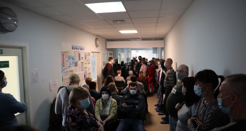 Сыктывкарцы вынуждены занимать очередь к врачу с пяти утра
